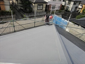 外壁・屋根塗装工事　施工中　屋根　断熱塗料「ガイナ」で塗装