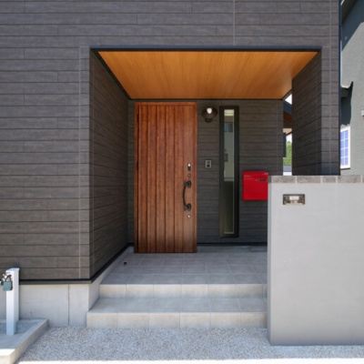 LIXILの木目調でナチュラルなデザインの玄関ドア