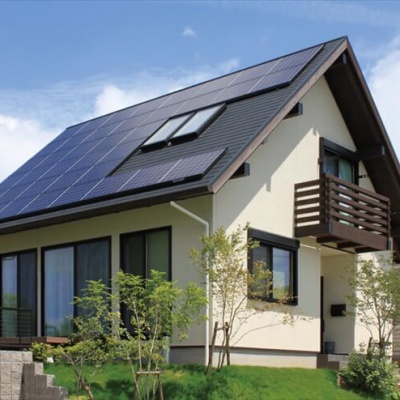太陽光発電システムが設置された大きな屋根の家