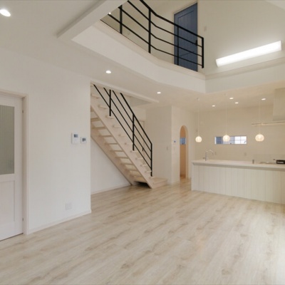 スケルトン階段　吹き抜け　リビング　キッチン