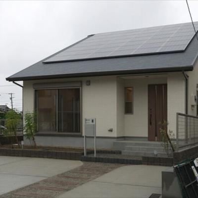 大容量太陽光発電システム搭載の家の外観