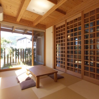 木のぬくもりと大きな窓から差し込む自然光で暖かみのある和室