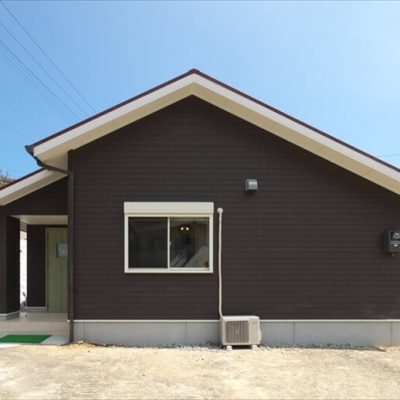 勾配天井で広さを感じる平屋の外観