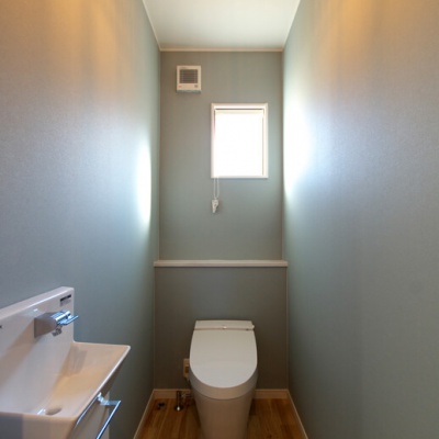 自然光が入る明るいトイレ