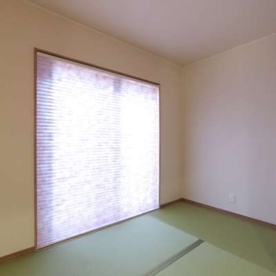 シンプルなプリーツスクリーンで柔らかな光を取り入れる和室
