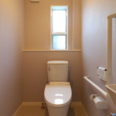 手すりがついた安心トイレと手洗いスペース