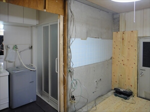 キッチン交換工事　施工中　壁一部解体し下地組み